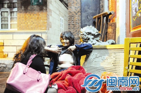 阿婆讓文大姐看她的傷口