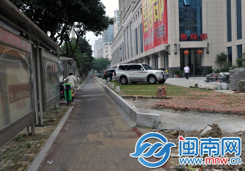 市區(qū)刺桐北路國貿(mào)·凱旋門段，路邊建了停車場