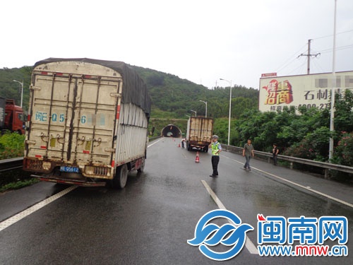緊急避讓時(shí)急剎，兩小貨車追尾