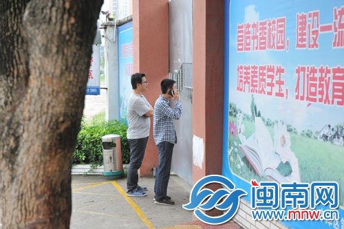 站在豐澤區(qū)第四中心小學(xué)門口試圖進(jìn)校內(nèi)，被拒絕
