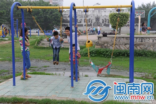 金山公園內(nèi)有一個(gè)秋千（右）坐板已斷裂