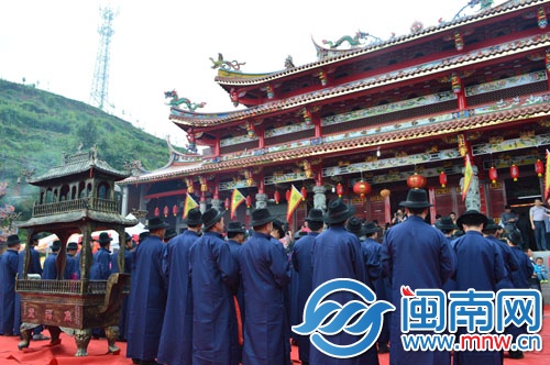 近400名身穿漢服的茶農敬拜茶王公