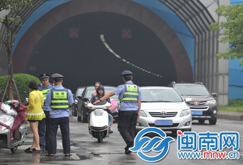 民警對進(jìn)入大坪山隧道的非機(jī)動車輛駕駛者進(jìn)行教育