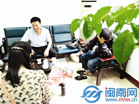 調(diào)解過(guò)程中，小許（右一）說(shuō)，自己也有許多無(wú)奈