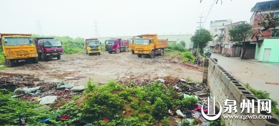 一些土方車將車停在社區(qū)空地，每天頻繁出入社區(qū)道路