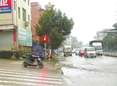 省道308線與溪美蓮塘村交叉路口已安裝燈控設(shè)施，交