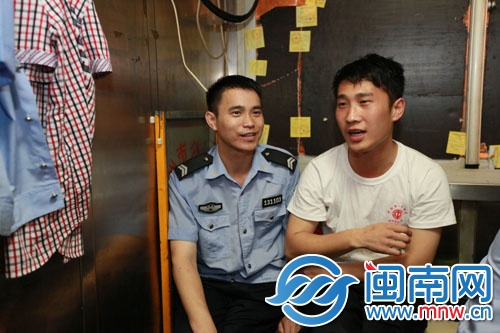右邊沒穿警服的是王永坡，左邊穿警服的是鄧詩琦