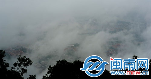 從清源山上望向泉州市區(qū)西湖方向，云霧繚繞