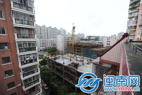周邊都是居民區(qū)，工地太早施工影響考生休息