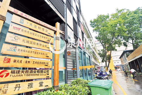 附近的路標(biāo)上標(biāo)注仍是“七天連鎖酒店”