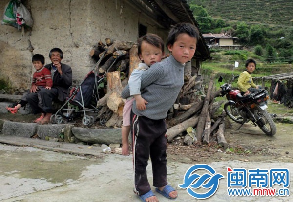 8歲的燦藝還有一個(gè)弟弟，兩個(gè)妹妹