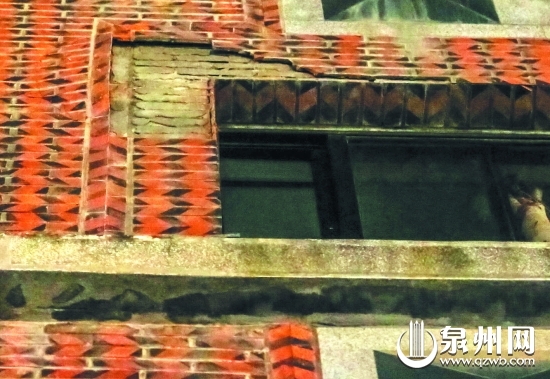 磚塊脫落，墻壁裸露