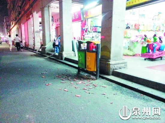 地面上散落著掉下的碎磚塊