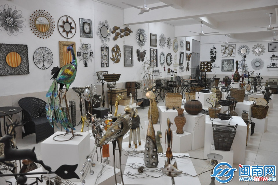 展覽廳里，琳瑯滿目的藤鐵工藝品吸引了無數(shù)前來參觀