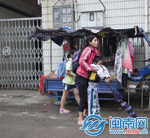 回家的路上，兒子又跌倒了，母親用力將他抱起