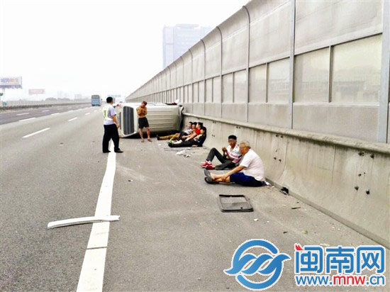 面包車爆胎側(cè)翻，車上7人均不同程度受傷