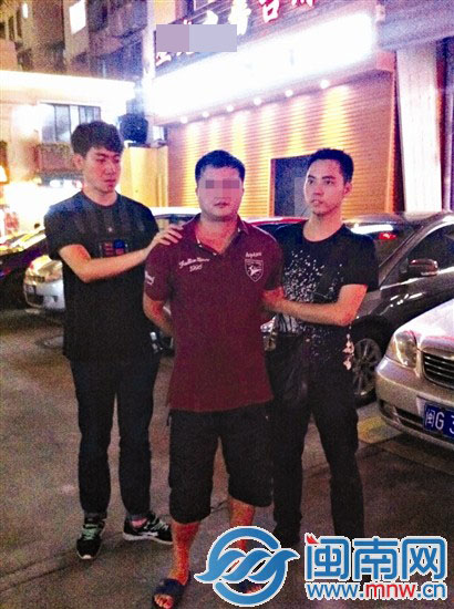 民警抓獲嫌疑人現(xiàn)場