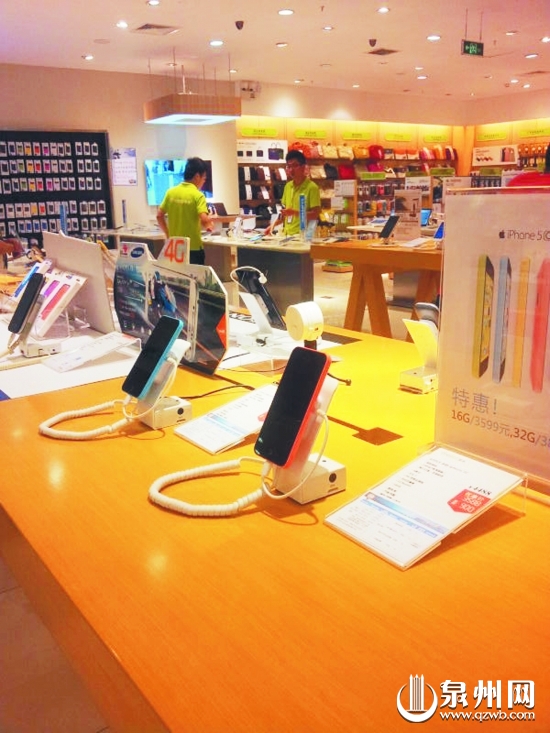 一家電子產(chǎn)品店展示的手機和配件