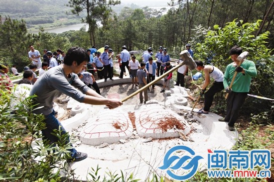 執(zhí)法人員昨日拆墓現(xiàn)場