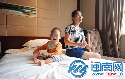 一個人帶著孩子住在酒店，郭阿姨很焦急