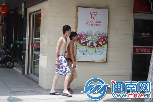 天氣熱，有人打起光膀子