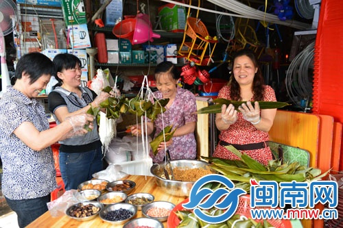 鳳山社區(qū)的阿姨們正為綁?mèng)沾筚愖鰷?zhǔn)備