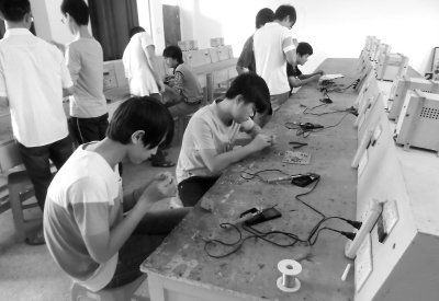 學(xué)生們正在進(jìn)行電路焊接比賽。