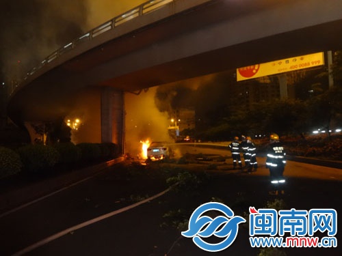 消防在現(xiàn)場撲救