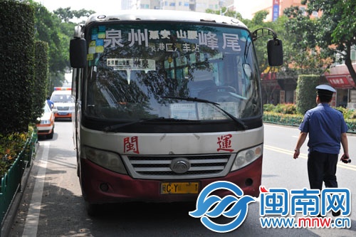 這輛客車在距中心站僅100多米的小區(qū)門口攬客上車