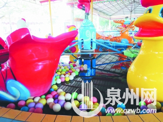 東湖公園兒童游樂(lè)園一處水上項(xiàng)目池水發(fā)黑