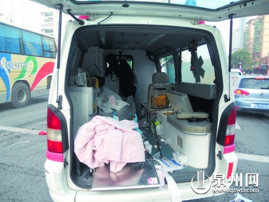 急救車被路人合力扶正，車內(nèi)一片狼藉