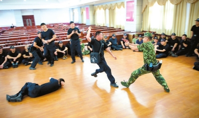 南安警方開展武器警械使用專項培訓(xùn)