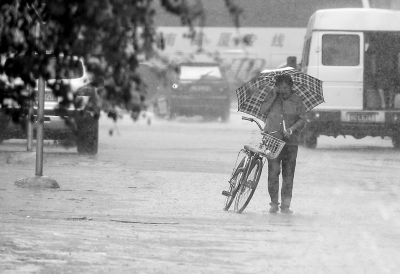 大雨造成市民出行困難。