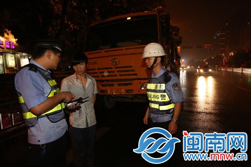 22歲的孫某駕駛的渣土車(chē)在市區(qū)被查獲
