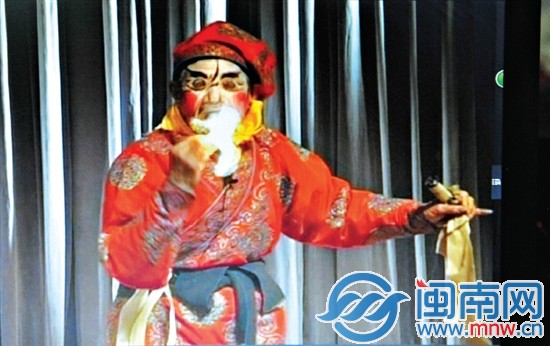 洪老當(dāng)年在臺上表演吃火吐火