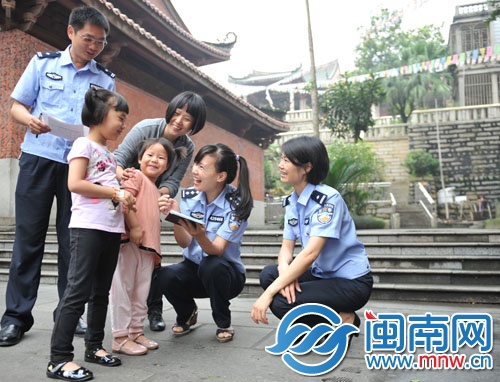 兩個(gè)小朋友上了戶口，盼望著也能坐上飛機(jī)
