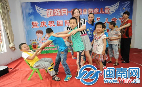自閉癥兒童上臺(tái)表演，時(shí)間短卻十分不易