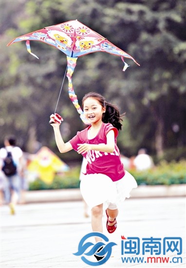 昨日上午，西湖公園里，小朋友歡樂奔跑放風(fēng)箏