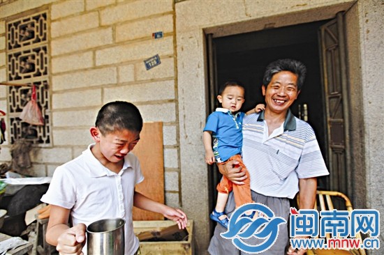 老楊的孫子，還不太習(xí)慣喝這帶著苦味的茶水