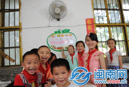 孩子們有了風(fēng)扇，吃飯不再熱了