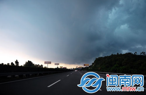 烏云遮住了半邊天