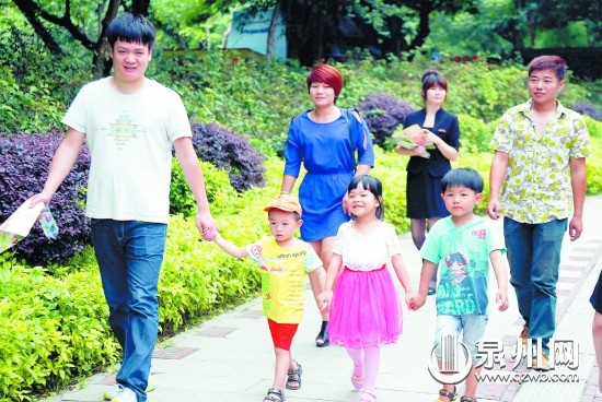 在中心市區(qū)東湖公園內(nèi)，家長(zhǎng)們帶著孩子過(guò)節(jié)