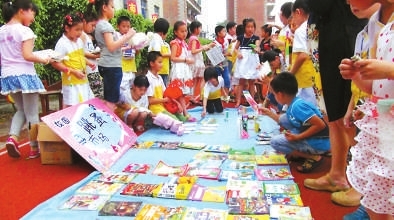 5月30日，國(guó)專中心小學(xué)開(kāi)展“紅領(lǐng)巾跳蚤市場(chǎng)”活動(dòng)
