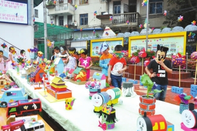市實(shí)驗(yàn)幼兒園孩子同游校園慶“六一”。