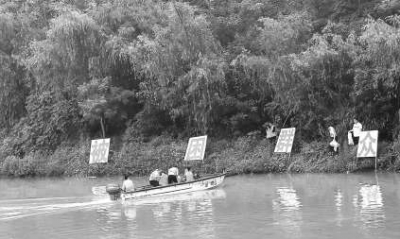 救援人員將“被困”群眾轉(zhuǎn)移到?jīng)_鋒舟上。