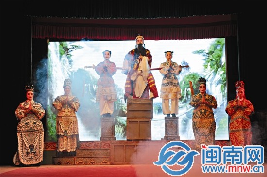 學(xué)生們表演打城戲《目連救母》