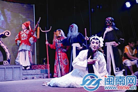 學(xué)生們20年后聚首，表演一出打城戲，送老師最后一程