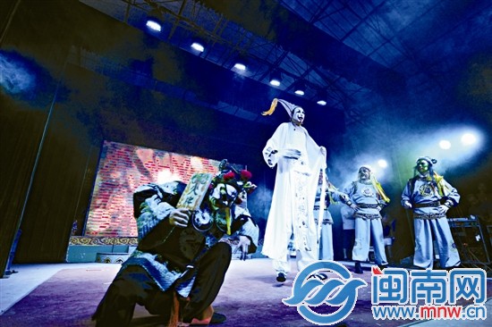 踩高蹺的是張春菊