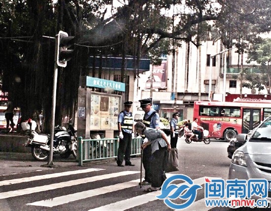 協(xié)管員天天守護(hù)佝僂老太過馬路
