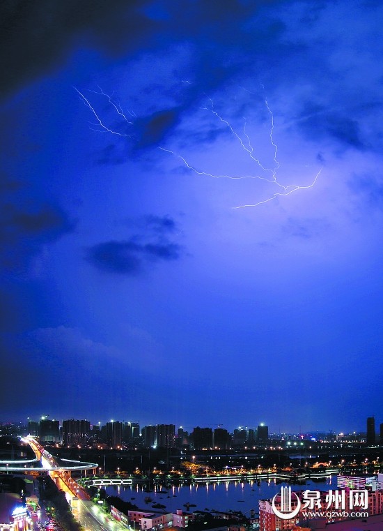 閃電照亮泉州市區(qū)夜空
